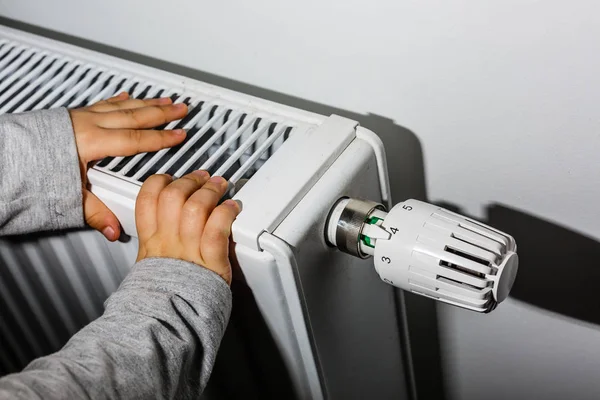 Children Hands Battery — Stock Photo, Image