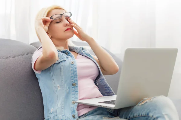 Ung affärskvinna med trötta ögon och huvudvärk — Stockfoto