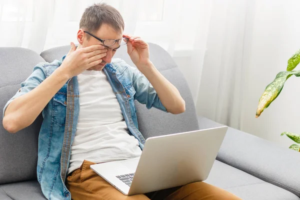 Mi sento esausta. giovane uomo massaggiare il naso e mantenere gli occhi — Foto Stock