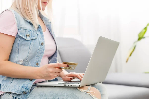 Een Jonge Vrouw Met Een Creditcard Een Laptop Online Winkelen — Stockfoto