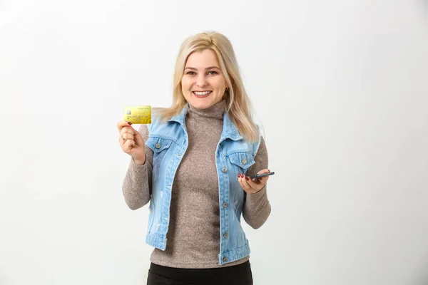 Lady Köpa Online Med Kreditkort Och Smart Telefon Isolerad Vit — Stockfoto