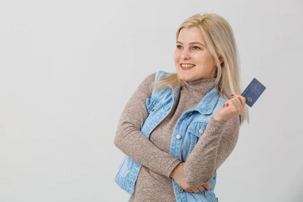 Portret Van Een Mooie Jonge Blonde Vrouw Trui Tonen Credit — Stockfoto