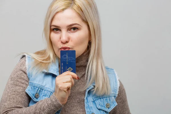 Portret Van Een Mooie Jonge Vrouw Gekleed Trui Met Credit — Stockfoto