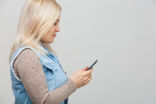 Blond Meisje Met Mobiele Telefoon Vrouwenportret Met Smartphone Geïsoleerde Witte — Stockfoto