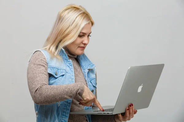 Retrato Mulher Agitada Com Cabelos Longos Segurando Laptop Prata Dedo — Fotografia de Stock