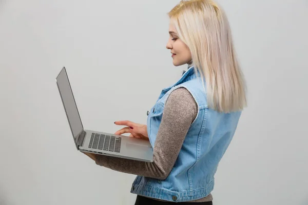 Mujer Joven Feliz Usando Ordenador Portátil Sobre Fondo Gris — Foto de Stock