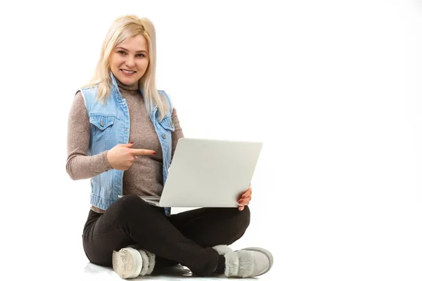 Retrato Uma Menina Casual Sorridente Segurando Computador Portátil Enquanto Sentado — Fotografia de Stock