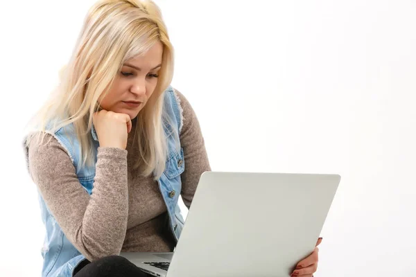 Jovem Mulher Com Laptop Sentado Chão Perto Parede Luz — Fotografia de Stock