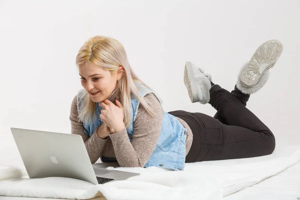 Kvinnan Håller Laptop Och Ler Isolerade Över Vita — Stockfoto