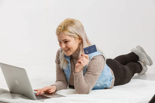 Een Gelukkige Vrouw Met Een Creditcard Winkelen Het Internet — Stockfoto