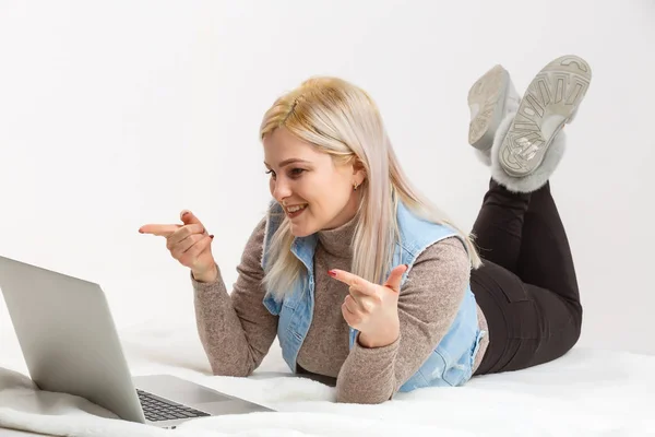 Retrato Mulher Agitada Com Cabelos Longos Segurando Laptop Prata Apontando — Fotografia de Stock
