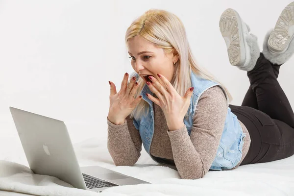 Mulher Segurando Laptop Sorrindo Isolado Sobre Branco — Fotografia de Stock