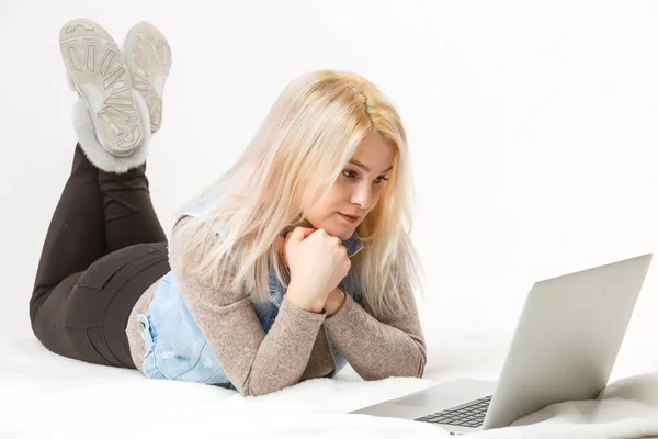 Chica Cansada Está Tirada Suelo Con Ordenador Portátil — Foto de Stock