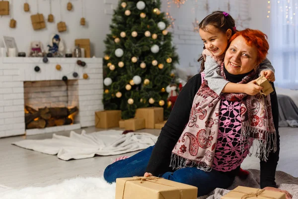 Ritratto Nonna Felice Sua Nipotina Che Prepara Natale — Foto Stock