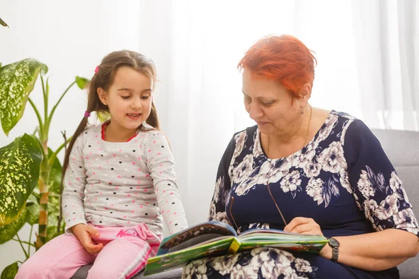 Portrait Une Femme Âgée Une Petite Fille Allongée Sur Lit — Photo