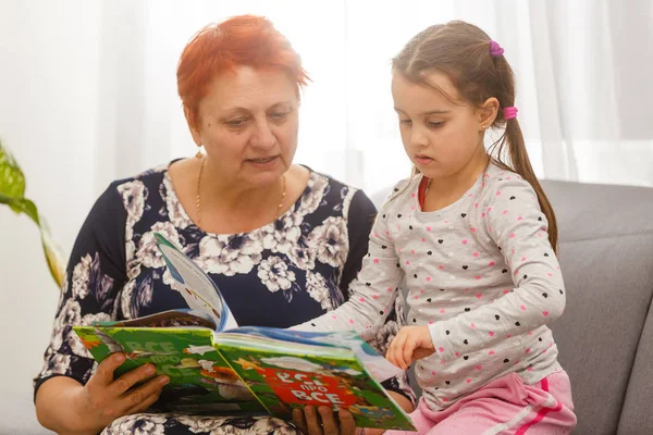 Yatağa Uzanmış Kitap Okuyan Yaşlı Bir Kadın Küçük Bir Kızın — Stok fotoğraf