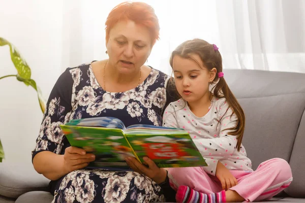 Portrait Une Femme Âgée Une Petite Fille Allongée Sur Lit — Photo