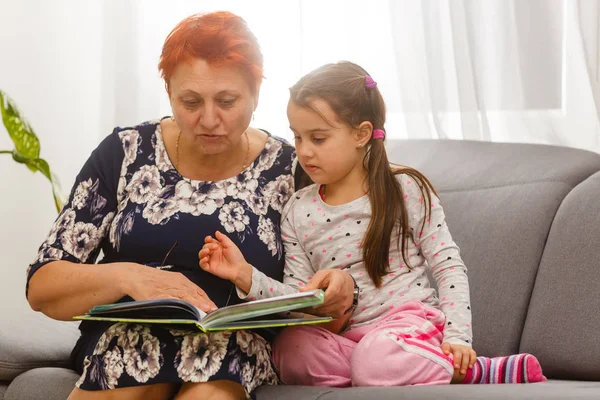Ritratto Una Donna Anziana Una Bambina Distesa Letto Leggere Libro — Foto Stock