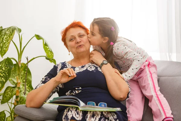 Porträtt Äldre Kvinna Och Liten Flicka Utsträckt Säng Läser Bok — Stockfoto