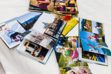 Beyaz yüzeyde duran fotoğraflı fotoğraf albümleri