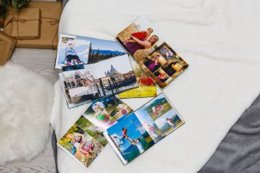 Beyaz yüzeyde duran fotoğraflı fotoğraf albümleri