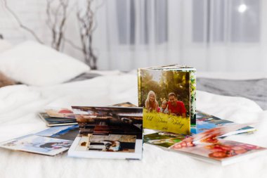 Beyaz yüzeyde duran fotoğraflı fotoğraf albümleri
