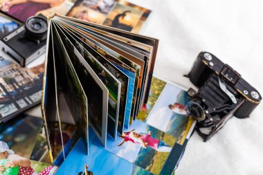Seyahat ve eski fotoğraf makinelerinin fotoğraflarının olduğu fotoğraf albümleri.