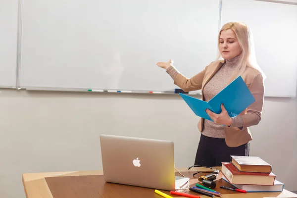 Schöne Lehrerin Klassenzimmer Mit Laptop — Stockfoto