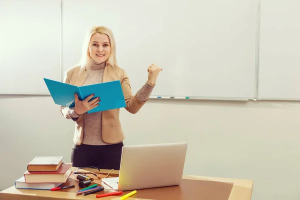 Lehrer Erteilt Schülern Unterricht Klassenzimmer — Stockfoto