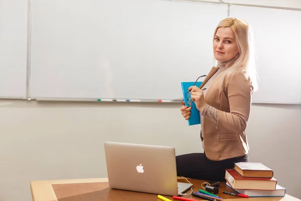 Beau Professeur Salle Classe Avec Ordinateur Portable — Photo