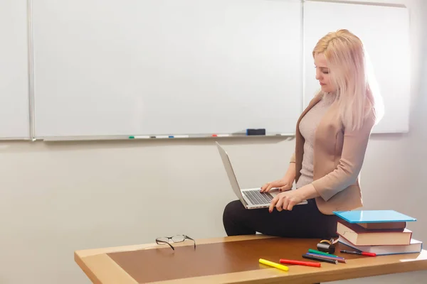 Koncepcja Learning Uczniem Trzymając Jego Nowoczesny Laptop Komputer Wychowawca Musi — Zdjęcie stockowe