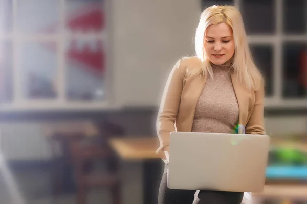 Learning Concetto Con Studente Possesso Del Suo Computer Portatile Moderno — Foto Stock