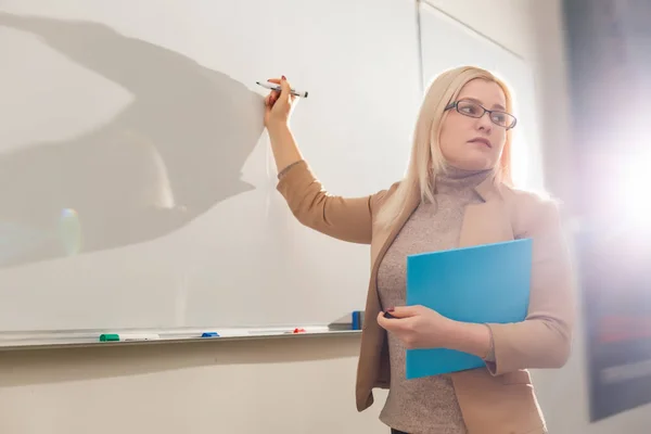 Porträt Eines Glücklichen Lehrers Klassenzimmer — Stockfoto