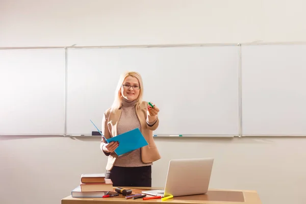Porträt Eines Glücklichen Lehrers Klassenzimmer — Stockfoto