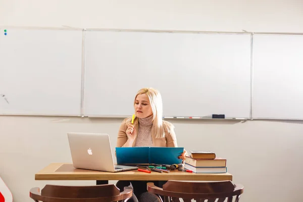 Smuk Lærer Klasseværelset Med Laptop - Stock-foto