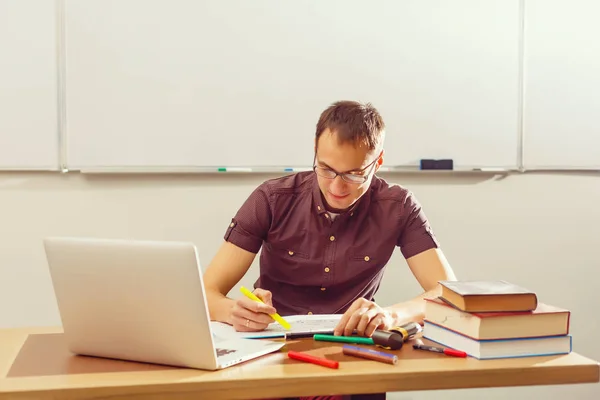 Porträt Eines Selbstbewussten Kaukasischen Männlichen Lehrers Klassenzimmer — Stockfoto