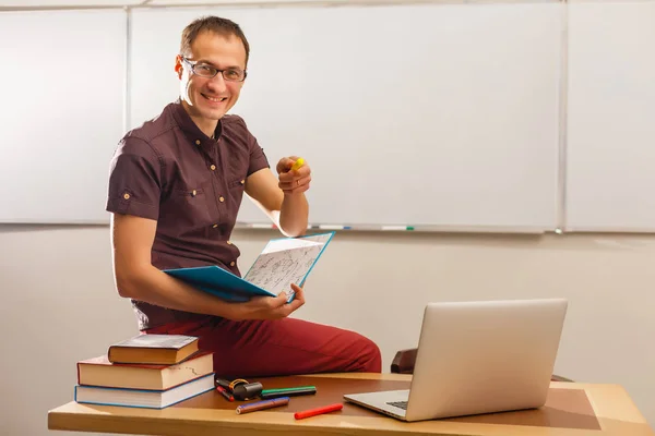 Professora Sexo Masculino Ouvindo Alunos Aula Educação Adultos — Fotografia de Stock