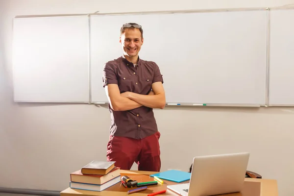 Männlicher Lehrer Hört Schülern Volkshochschulklasse — Stockfoto