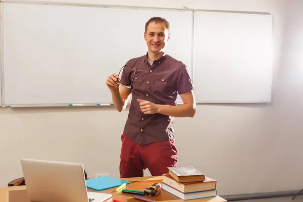 Männlicher Lehrer Hört Schülern Volkshochschulklasse — Stockfoto