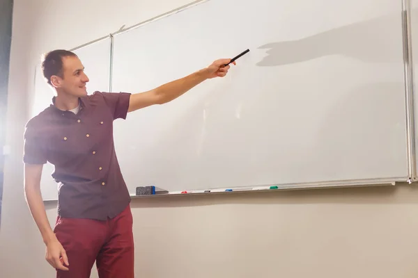 Männlicher Lehrer Hört Schülern Volkshochschulklasse — Stockfoto