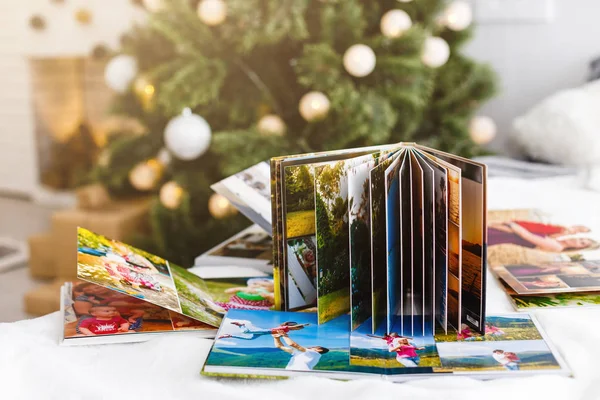 Libros Fotos Viajes Encuentran Cerca Del Árbol Navidad — Foto de Stock