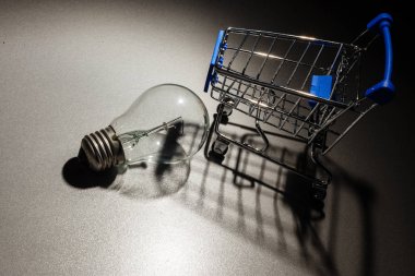 Işığı satın al. Ampullü alışveriş arabası.. 