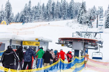 2017, Bukovel, Ukrayna: Karpat Dağları 'ndaki Bukovel kayak merkezindekiler