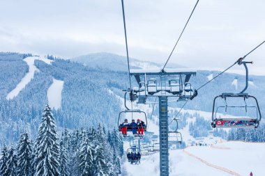 Kayak merkezinde kayak yapan arkadaşlar