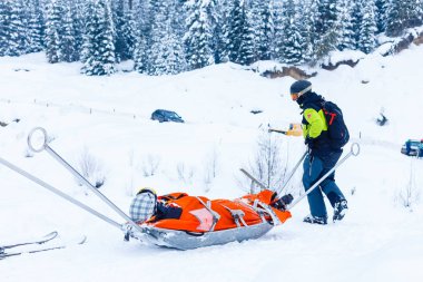 Kayak kurtarma ekibi sedyeyle kayak yaparken yardım getiriyor. 