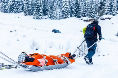 kırık bacak ile kayak devriye ekip kurtarma kadın kayakçı