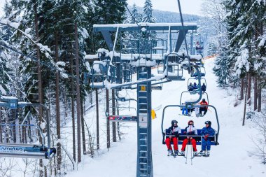  Kayak merkezindeki kayak asansöründe kayakçılar