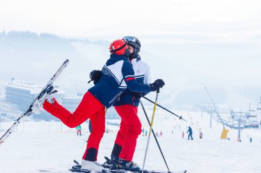 Karlı dağlarda mutlu kayakçılar