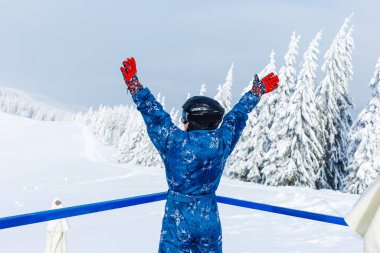 Dağlardaki kayak yamacında bir kadın