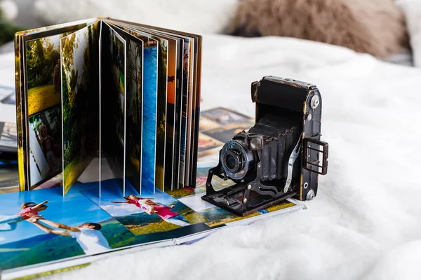 Фотоальбомы Фотографиями Путешествий Старинной Камеры — стоковое фото